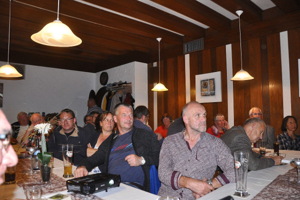 Die Besucher hören den Vortrag über 40 Jahre NABU Sigmaringen